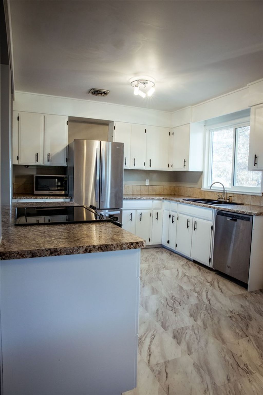 listing image 1109527604661324829