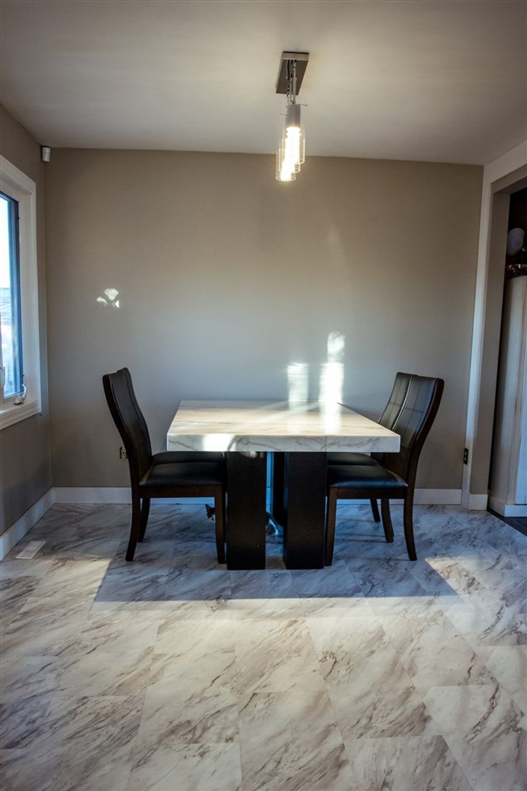 listing image 1102340182319943555