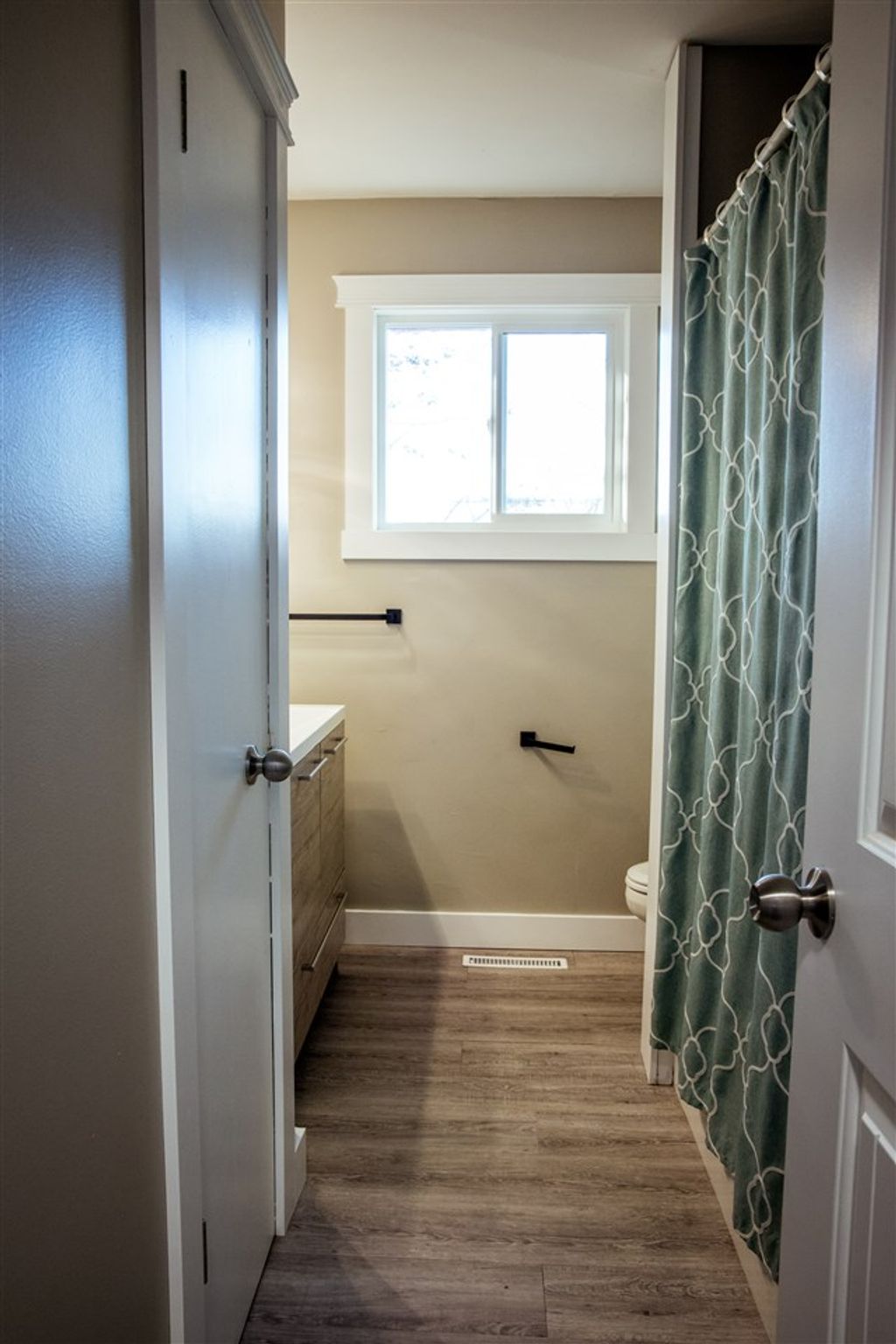 listing image 1103826030729884668