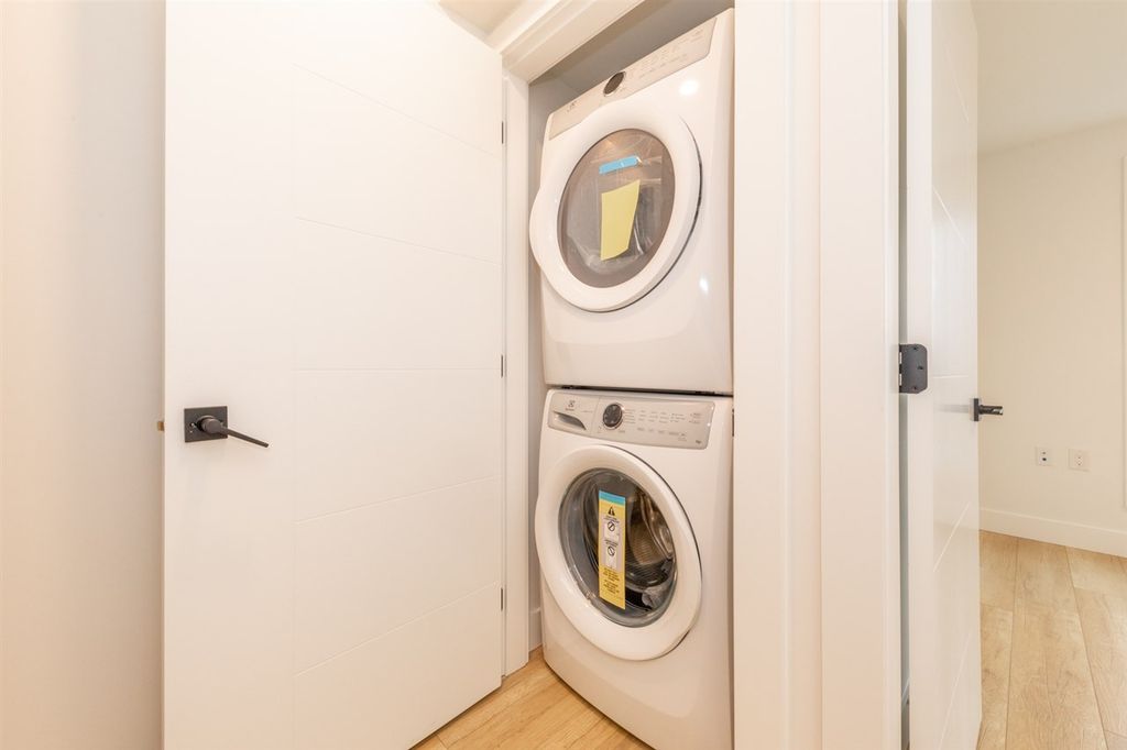 listing image 1104463931820634035