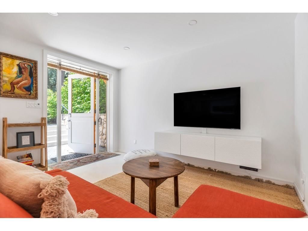 listing image 1104772634933079909