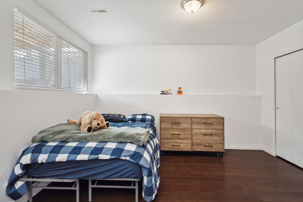 listing image 1109021670424042884