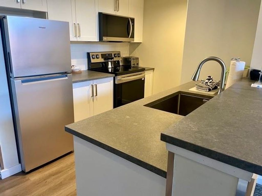 listing image 1104417547597858176