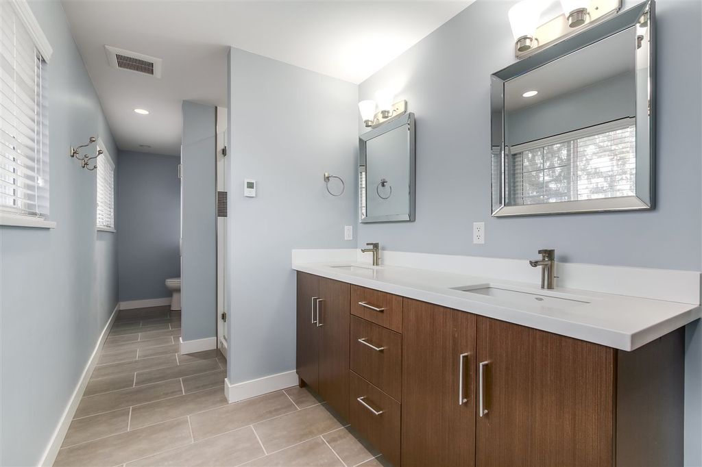 listing image 1102769087701581757