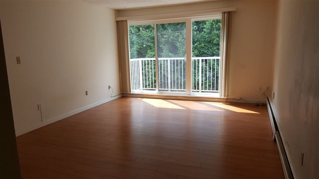 listing image 1104304345162635834