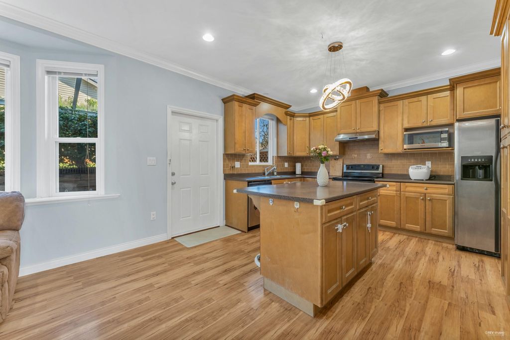 listing image 1102946691350596809