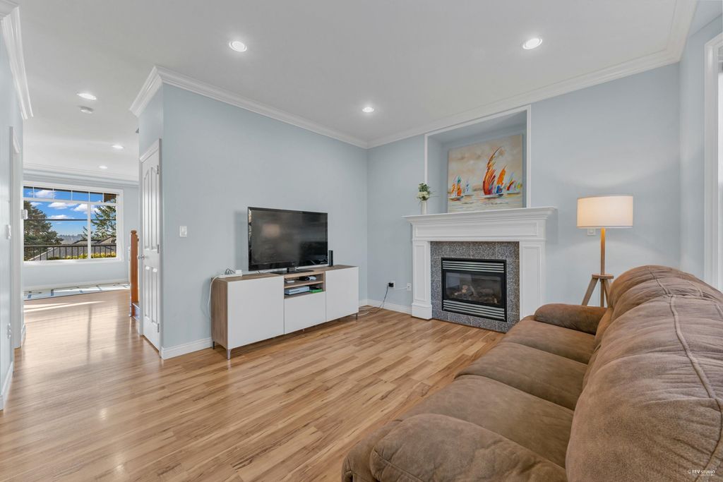 listing image 1104002924466500477