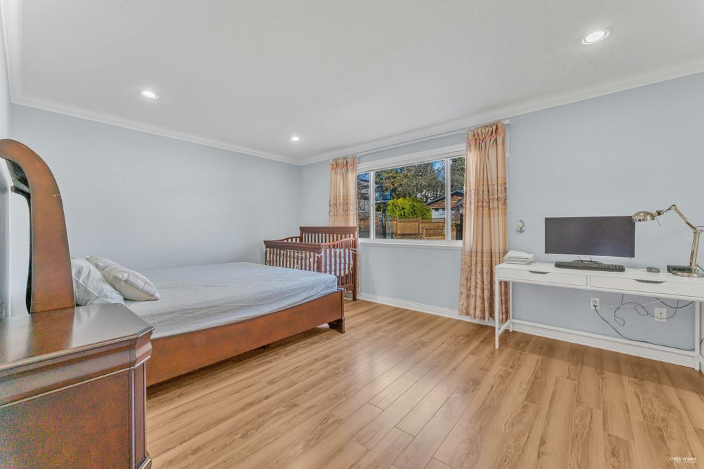 listing image 1106239069980613120