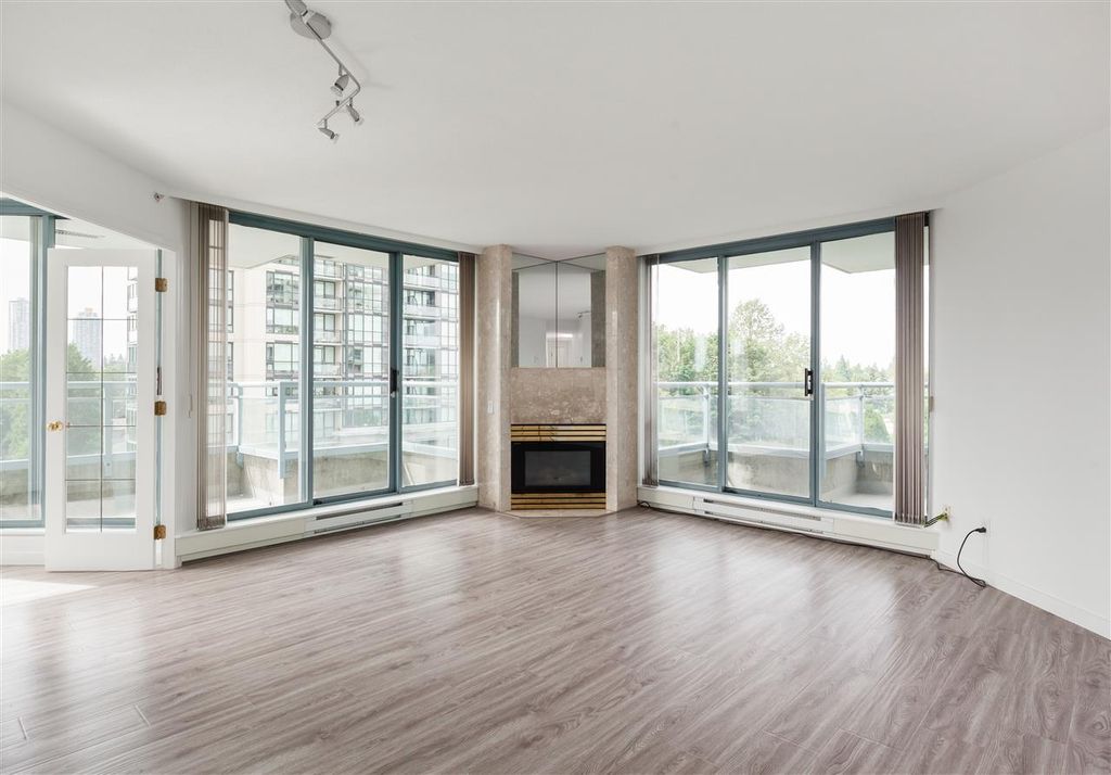 listing image 1101843572414201808