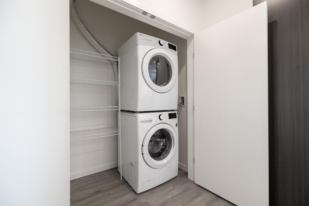 listing image 1102543058444848637