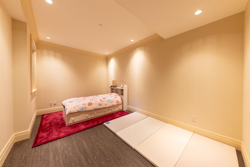 listing image 1109350758930940905