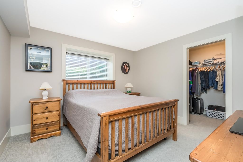 listing image 1104797685792939256