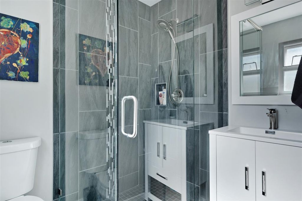 listing image 1100862137285672359