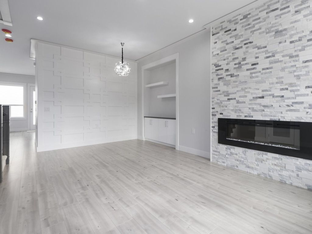 listing image 1104825496375779518