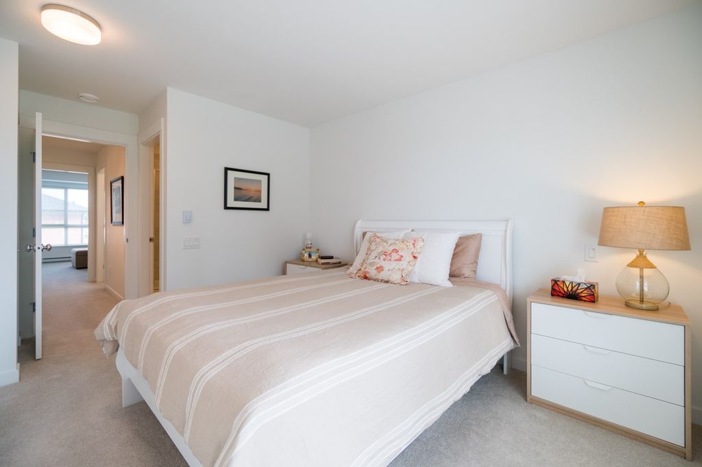 listing image 1102181009395878132