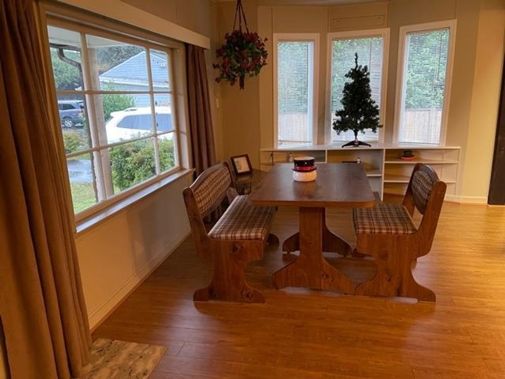 listing image 1103103610549851954