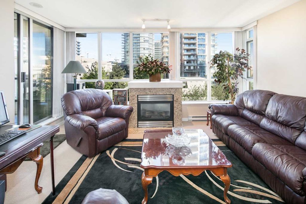 listing image 1106411790823435135