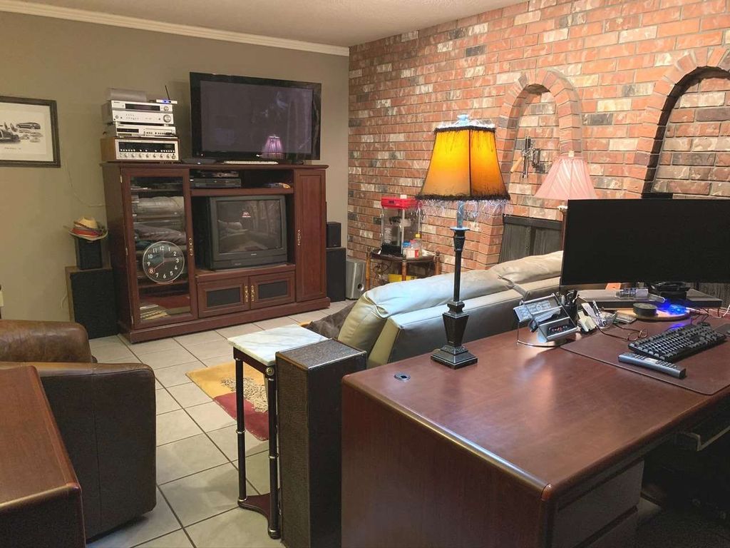 listing image 1104237025606270400
