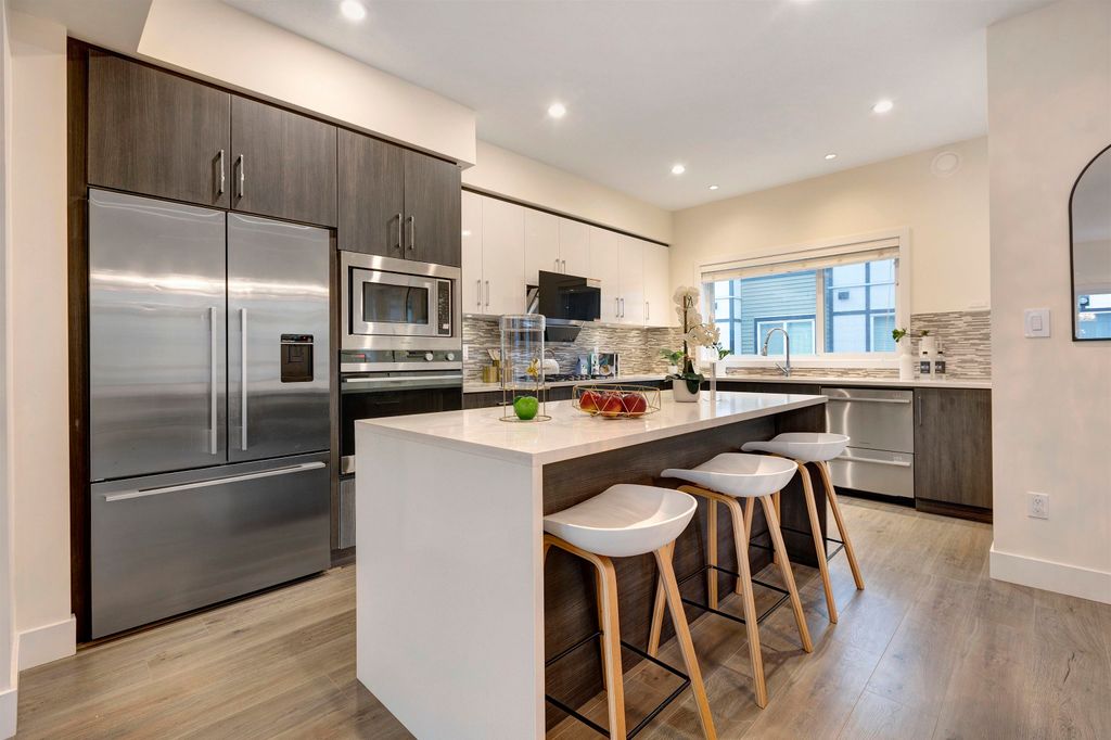 listing image 1104223817762917120