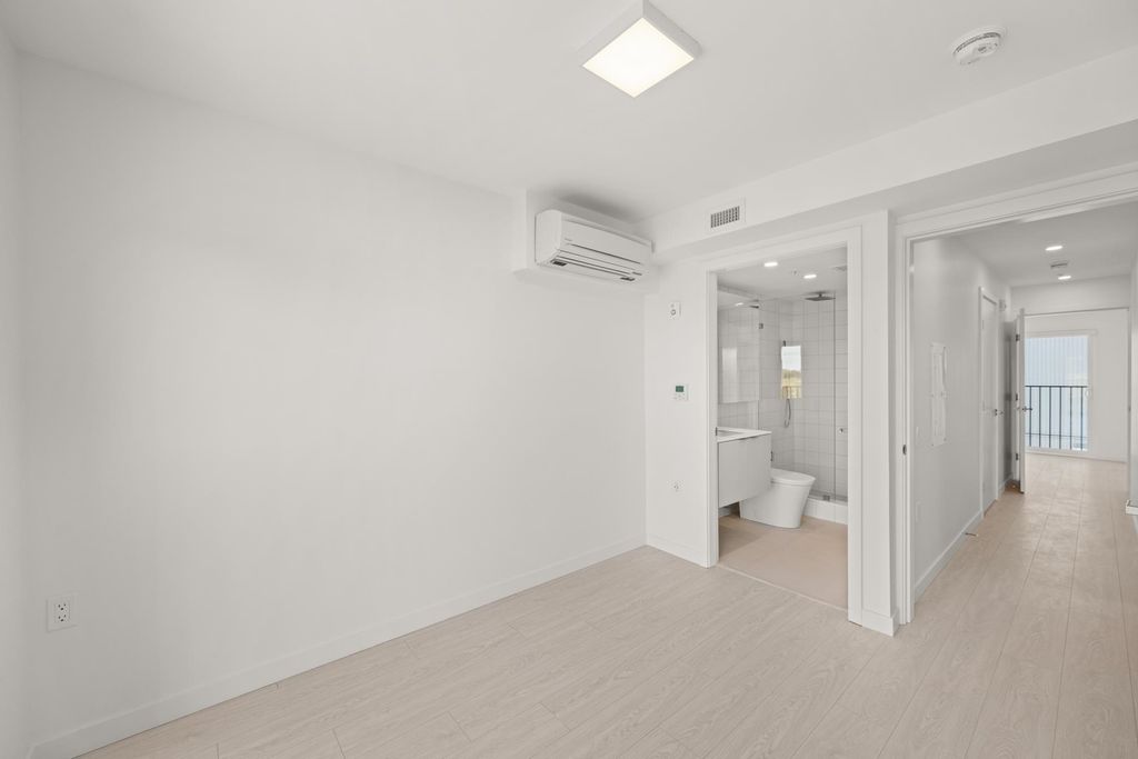 listing image 1107600523062018876
