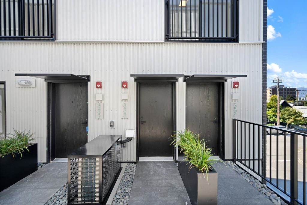 listing image 1100621924992993755