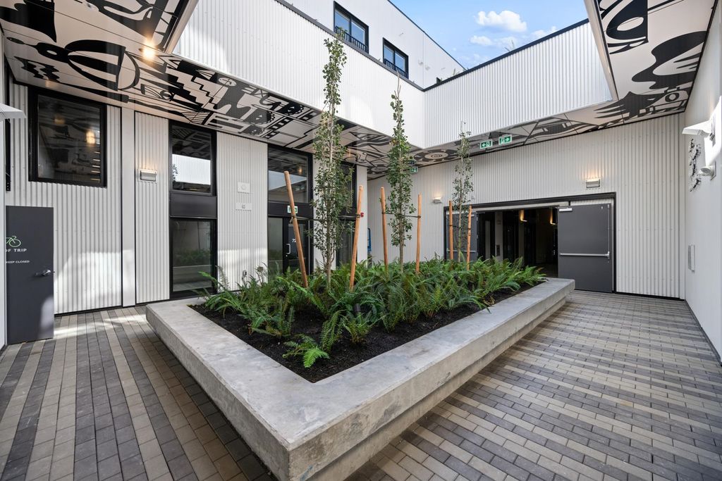 listing image 1106502416342951663