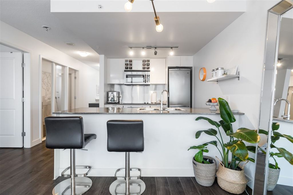 listing image 1106910126179452557