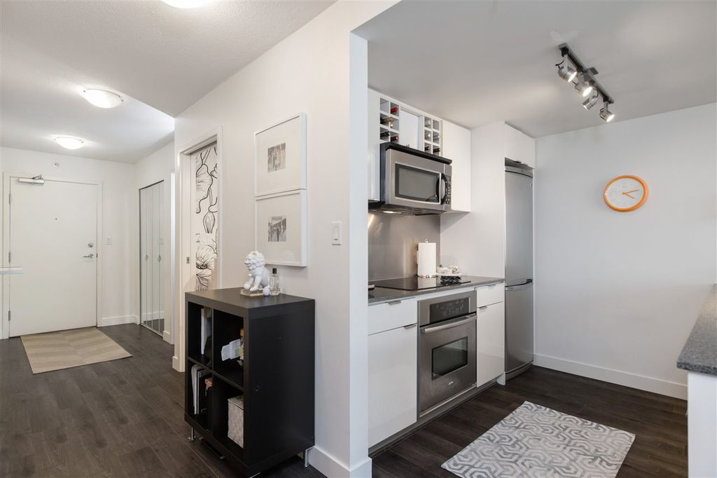listing image 1104793366590428962