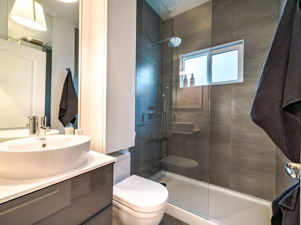 listing image 1103468545664496704
