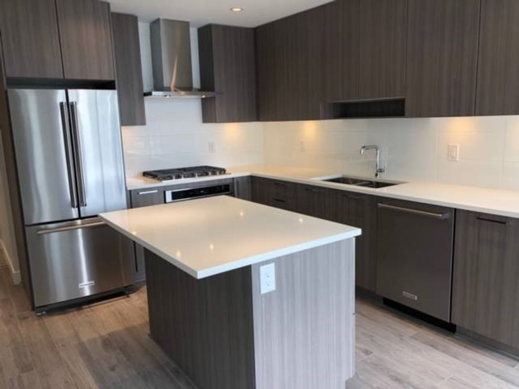 listing image 1104402346800275965