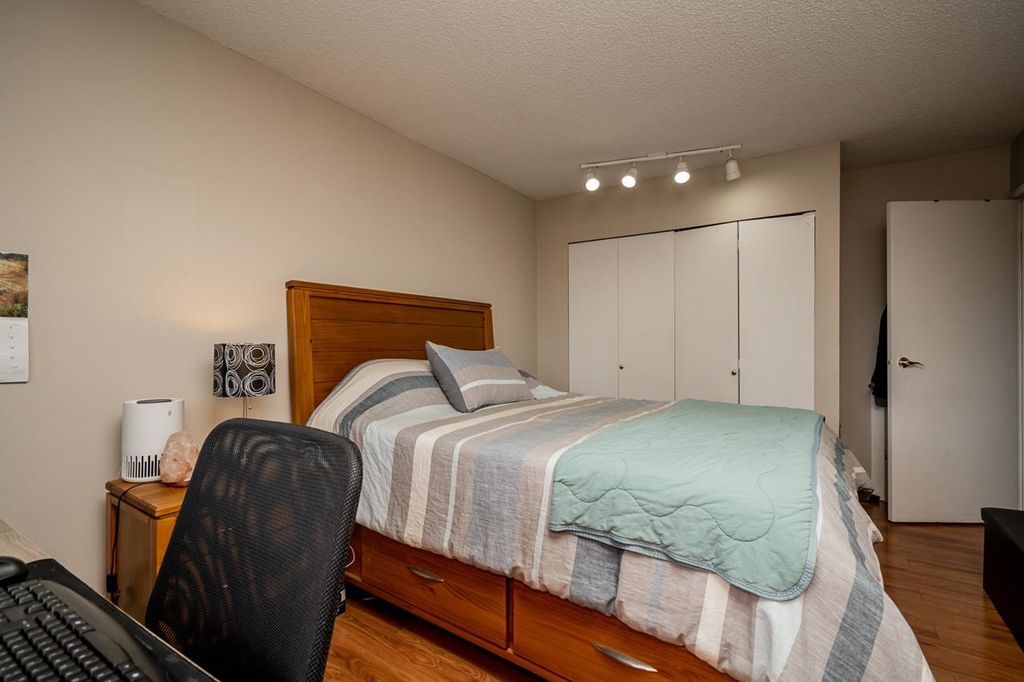 listing image 1102192744471580007