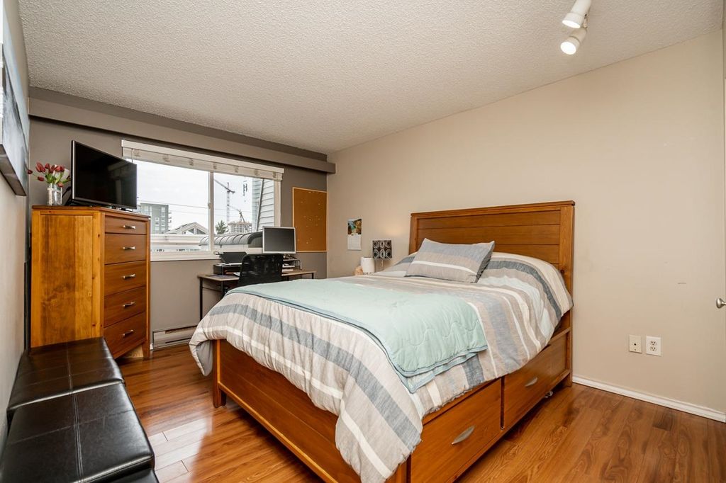 listing image 1104597273287504256