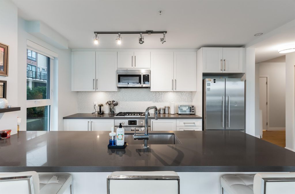 listing image 1106001643706566921