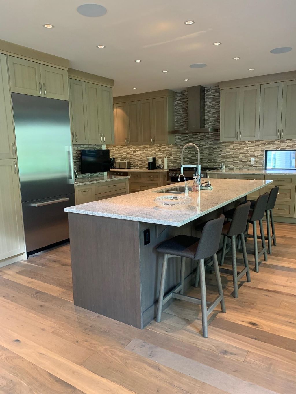 listing image 1107944204158878560
