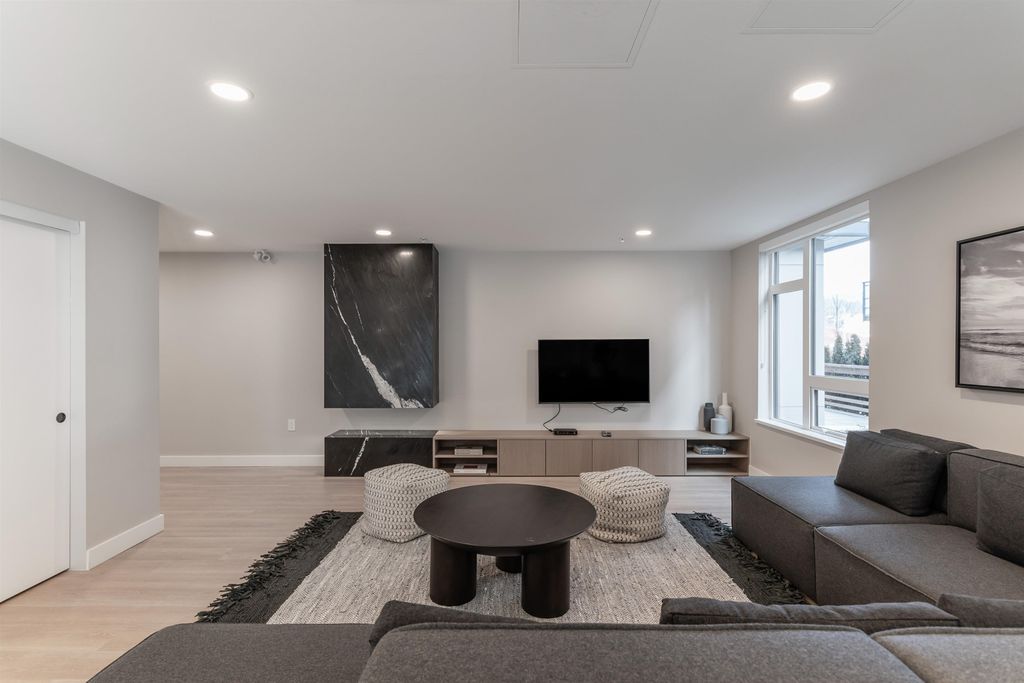 listing image 1101404627158959889