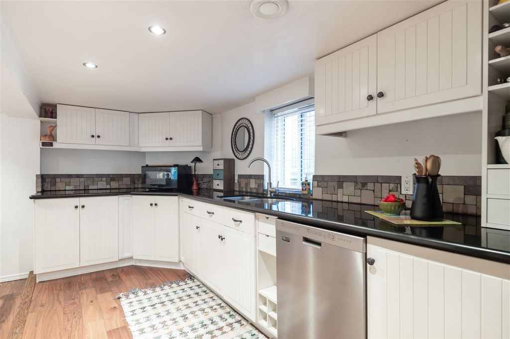 listing image 1102399921213460545