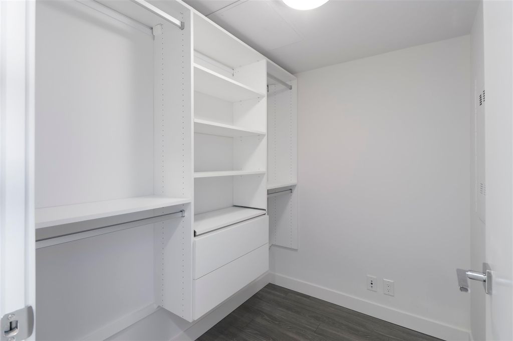 listing image 1104143254461712762