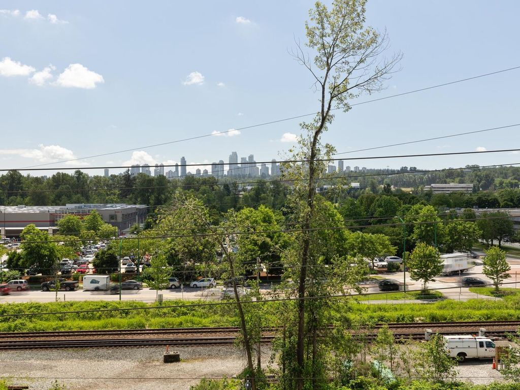 listing image 1105061028769296386