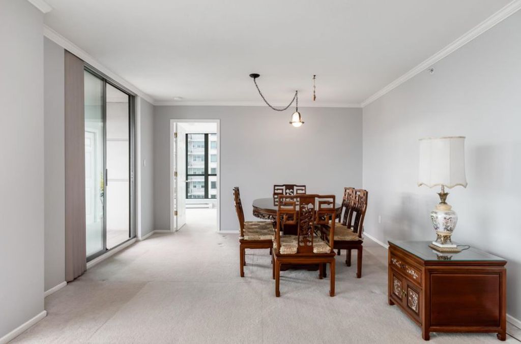 listing image 1103792396494610075