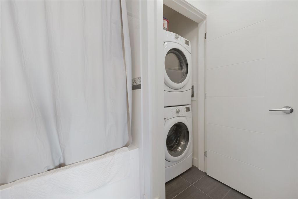 listing image 1107110306216874303