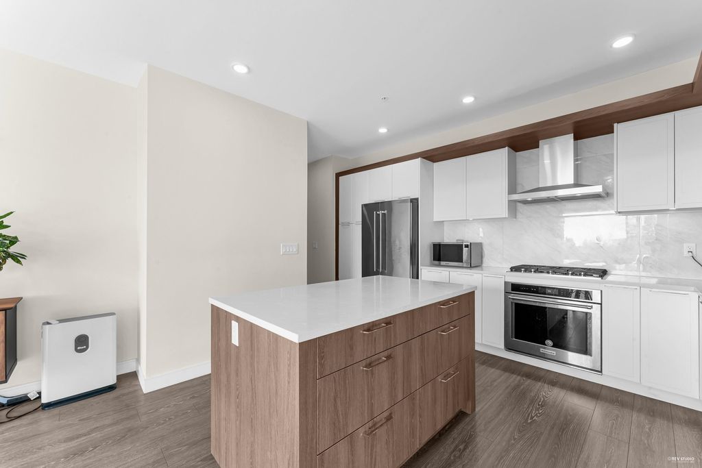 listing image 1100079404532840380