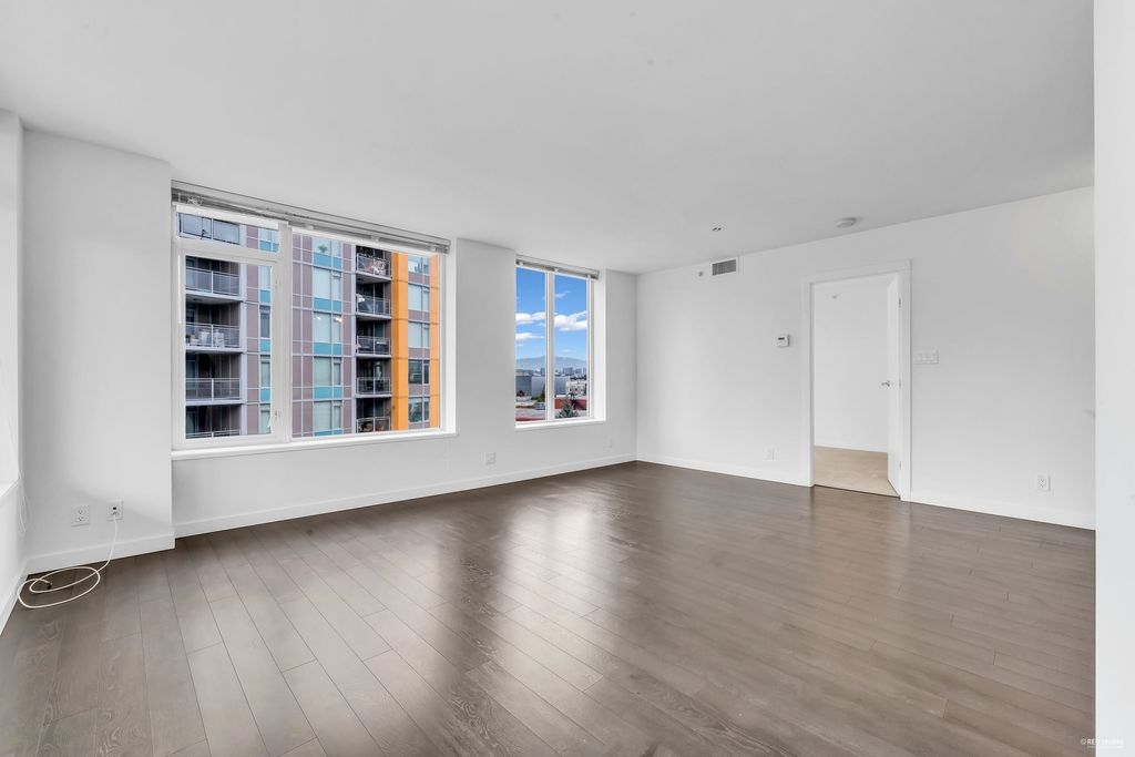 listing image 1108515827251759617