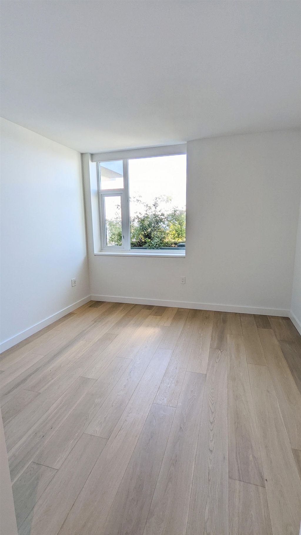 listing image 1104228025680954493