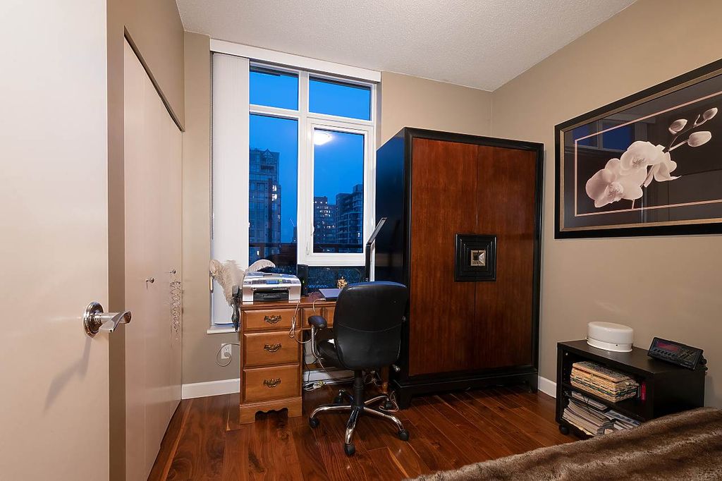 listing image 1105379613948483849