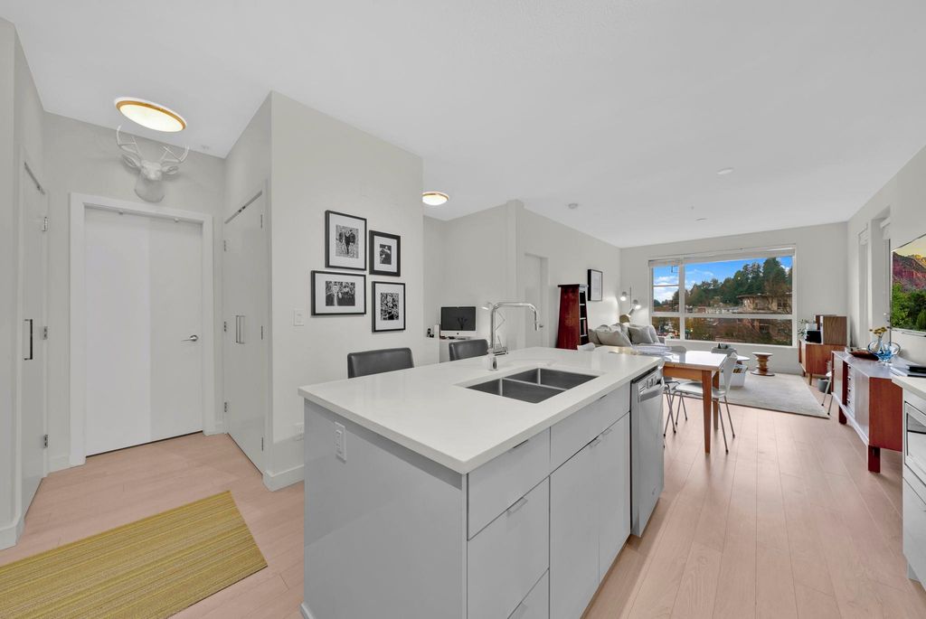 listing image 1104438185596690082