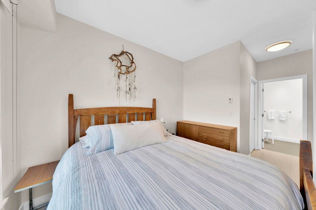 listing image 1104543077891925940