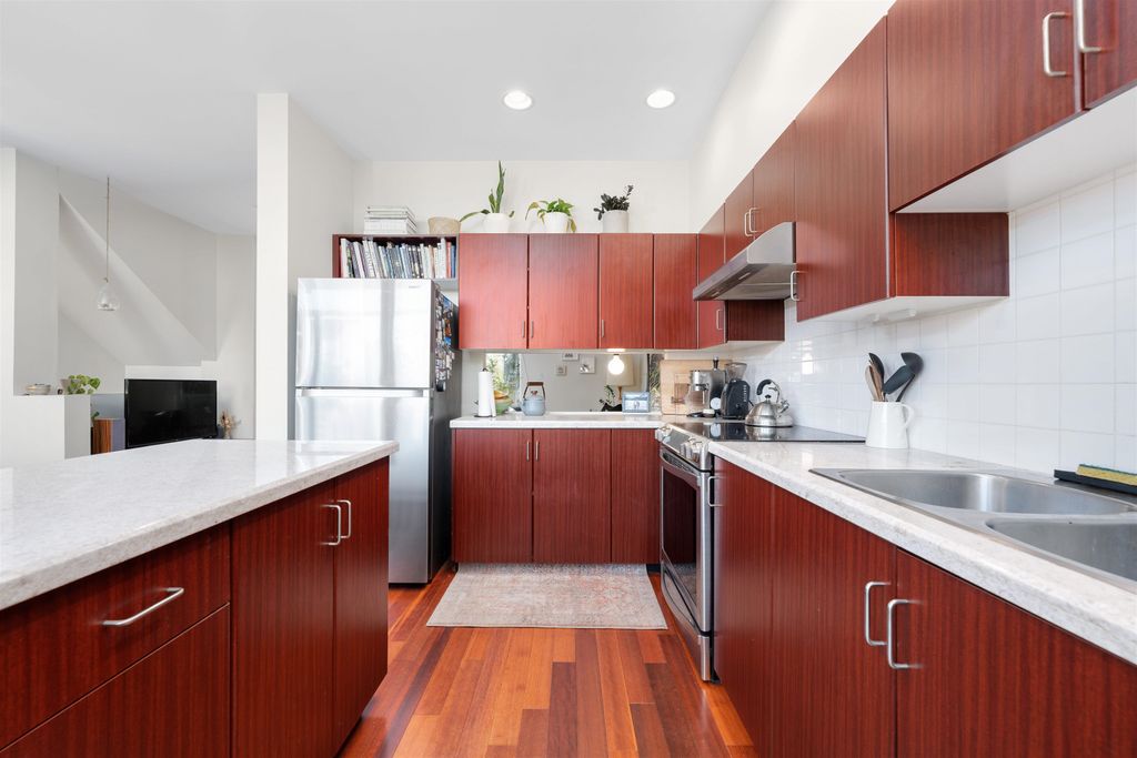 listing image 1109949613082429878