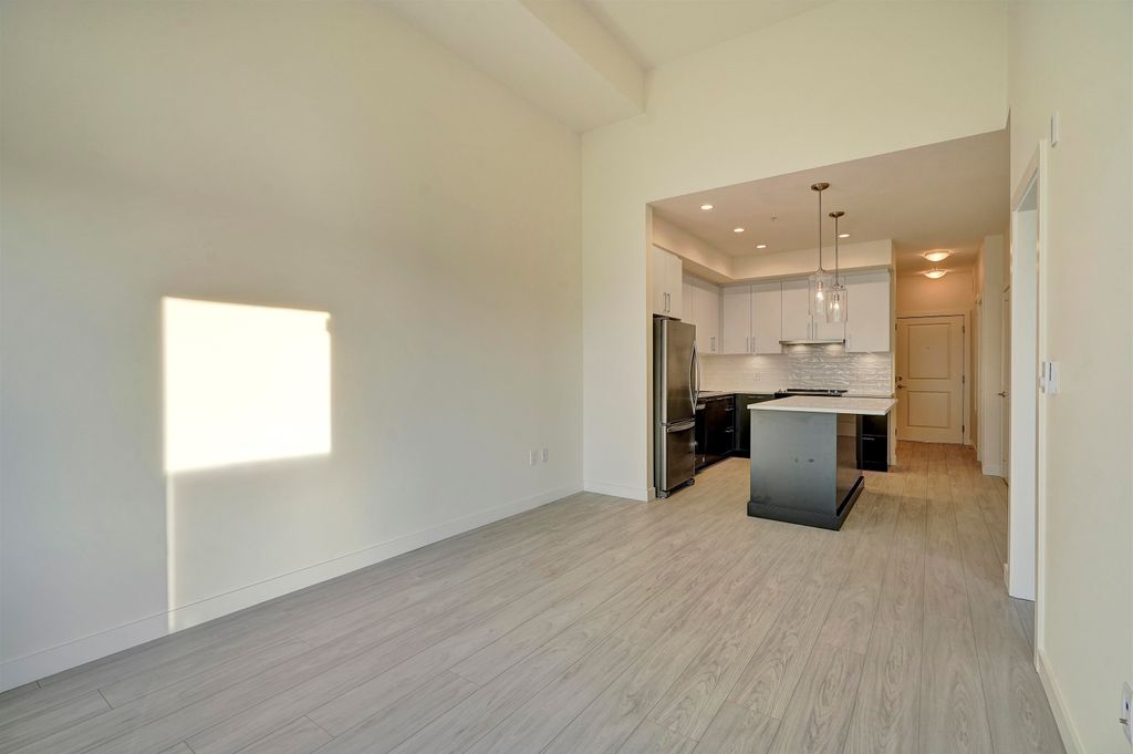 listing image 1104776228844221952