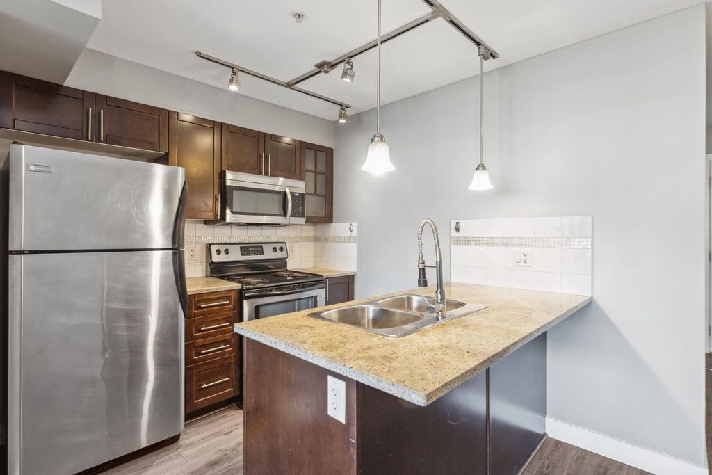 listing image 1108107891415348033