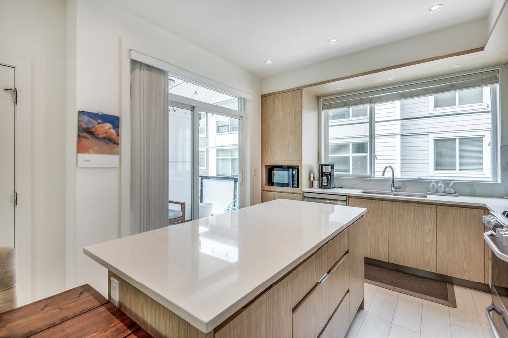 listing image 1102870023577626244